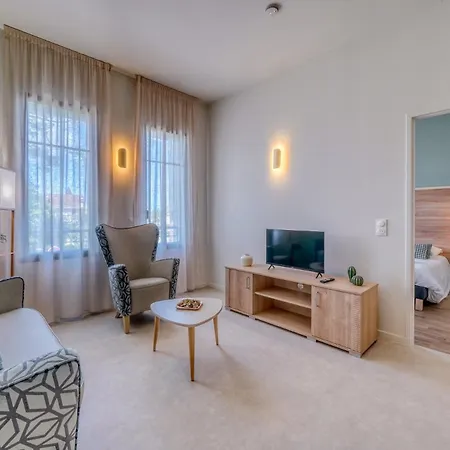 Climatise Hemerac - Centre Apartment